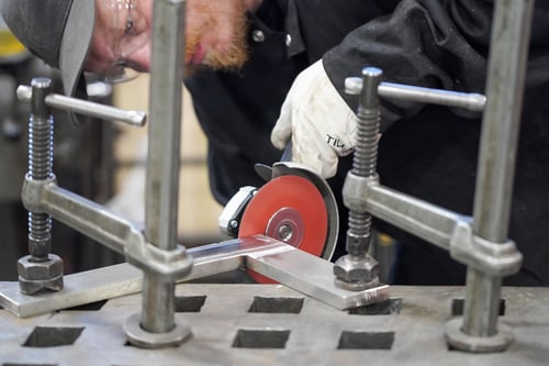 Metalynx 3D MAX ceramic resin fiber disc grinding a welded stainless steel bracket