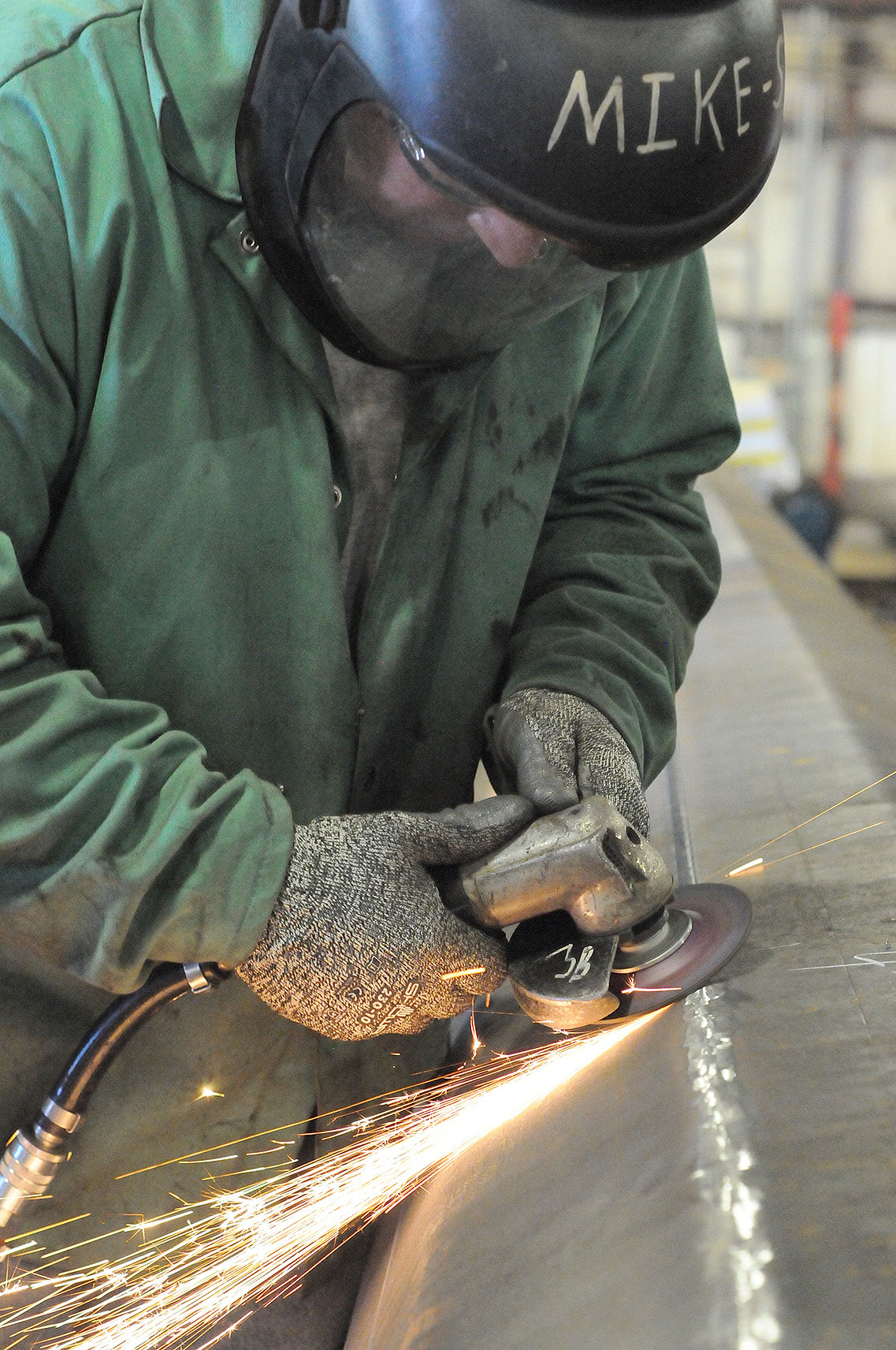 Delavec brusi kovinski var z visokokakovostno brusno ploščo Metalynx 2.0