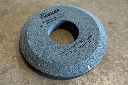 Eine leistungsstarke Profilschleifscheibe von Weiler Abrasives, mit hoher Porosität. Diese leistungsstarken Schleifscheiben bieten eine bessere Formhaltung und eine längere Standzeit.